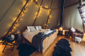 Scaldersitch Farm Boutique Camping Tipi with private wood fired hot tub